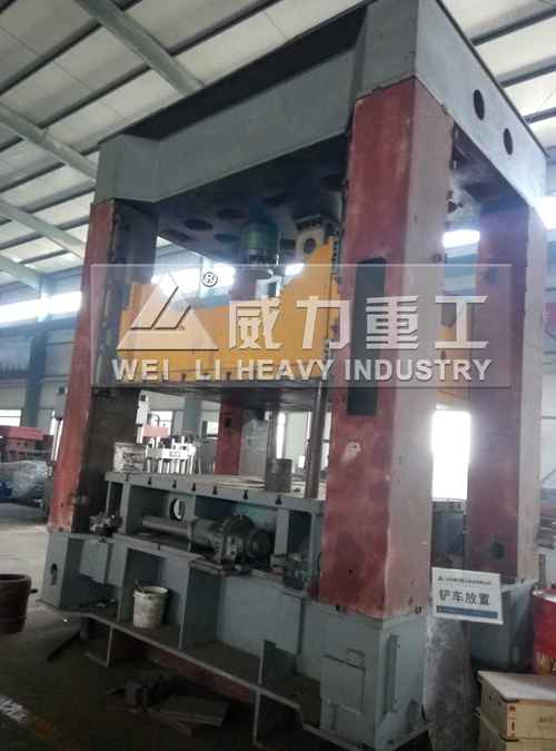 630噸框架式液壓機加工現(xiàn)場