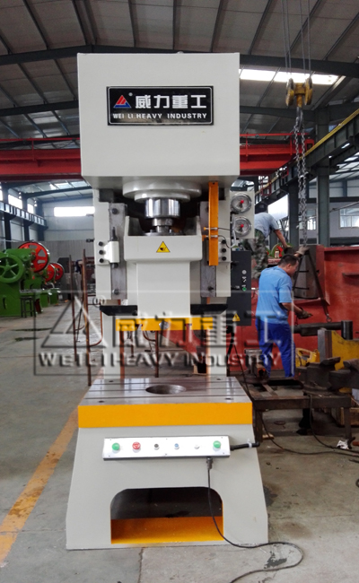 安裝光電保護裝置的100噸液壓沖床