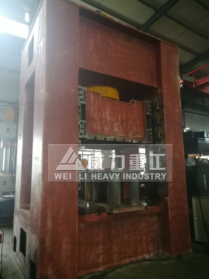 山東威力500噸液壓沖床加工現場