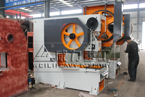 國標(biāo)80噸深喉沖床生產(chǎn)現(xiàn)場