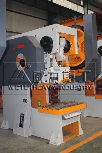 100噸深喉沖床加工車間