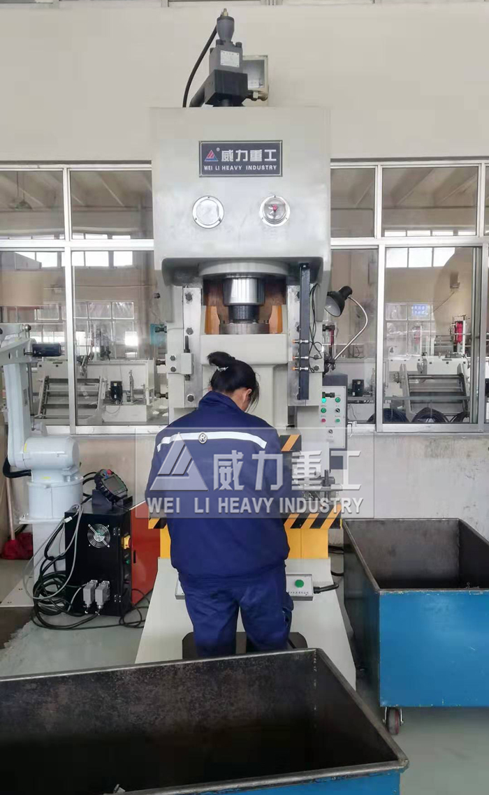 125噸液壓沖床客戶使用現(xiàn)場