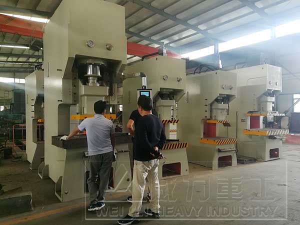 250噸C型液壓沖床調(diào)試運(yùn)行中