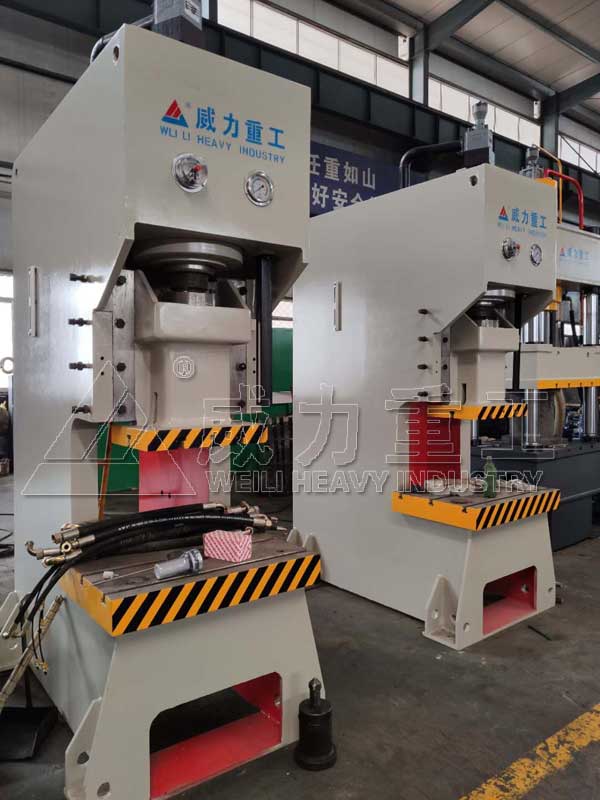 液壓沖床車間現(xiàn)貨