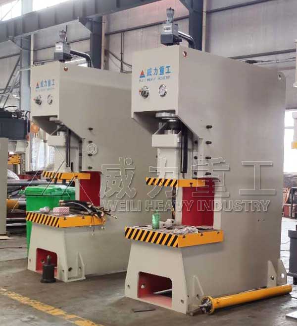 客戶采購兩臺(tái)液壓沖床一臺(tái)液壓機(jī)車間調(diào)試中