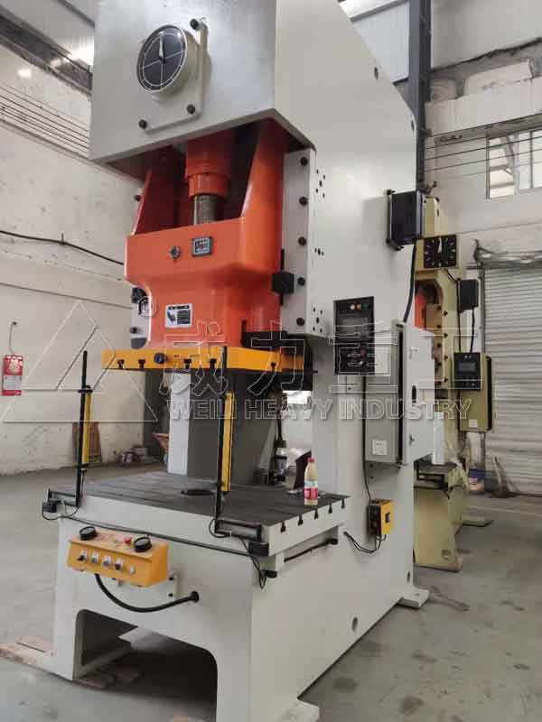 200噸氣動沖床車間現(xiàn)貨