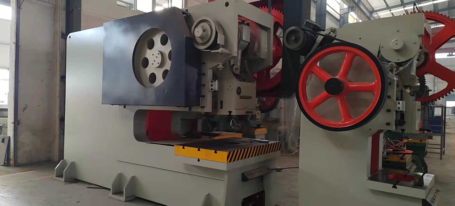 200噸深喉口沖床